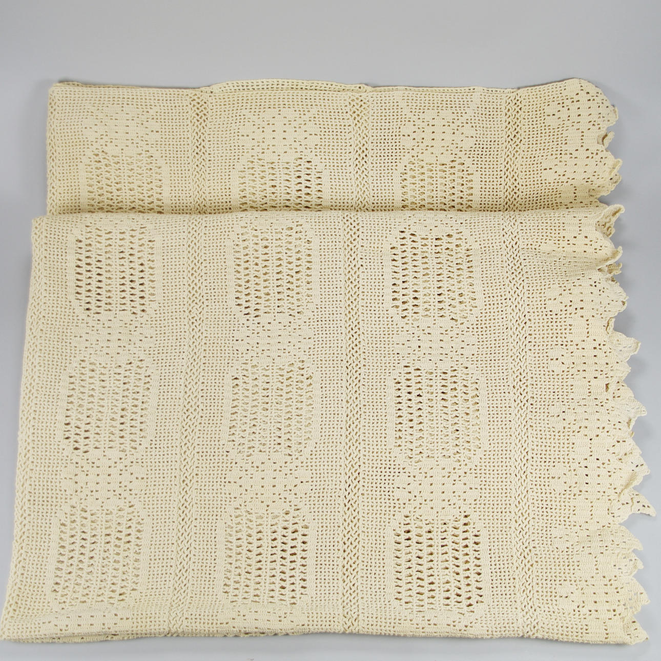 SÄNGÖVERKAST, 2 stycken virkade.