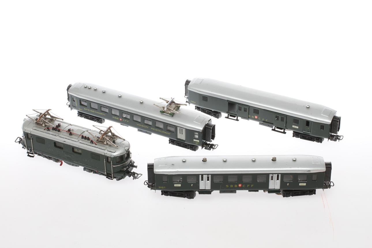 MÄRKLIN elektrolok RE 800 och 3 vagnar.