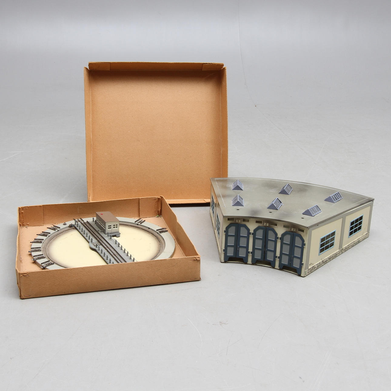 MÄRKLIN vändskiva 410NG och tillhörande lokstall.