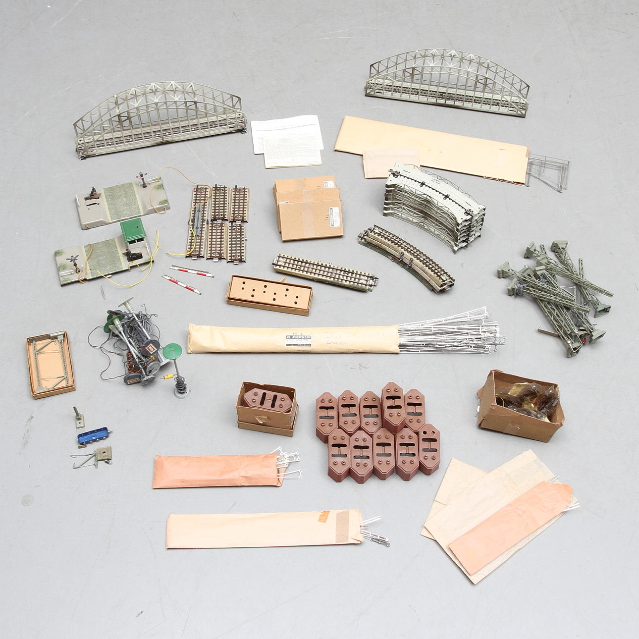 MÄRKLIN Luftledning, lampor, övergång 459 MG och bromateriel.