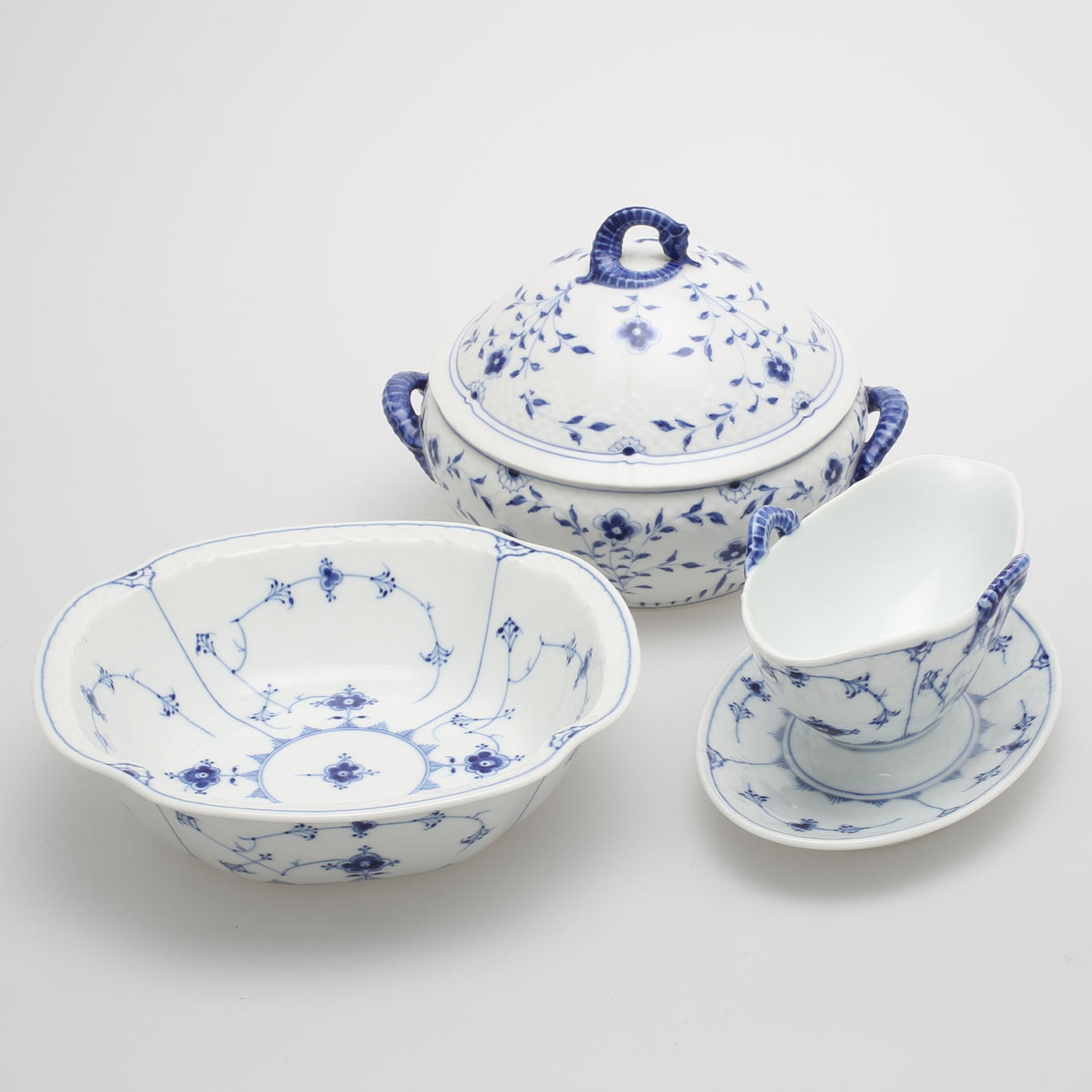 PORSLIN, 3 delar, "Musselmalet", Bing & Gröndahl, Danmark.