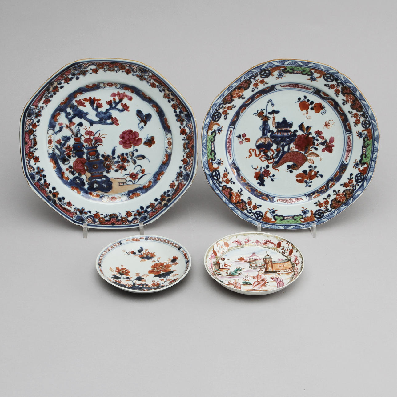 TALLRIKAR, 2 st samt BÄRFAT, 2 st, porslin, Kina, 1700-tal.