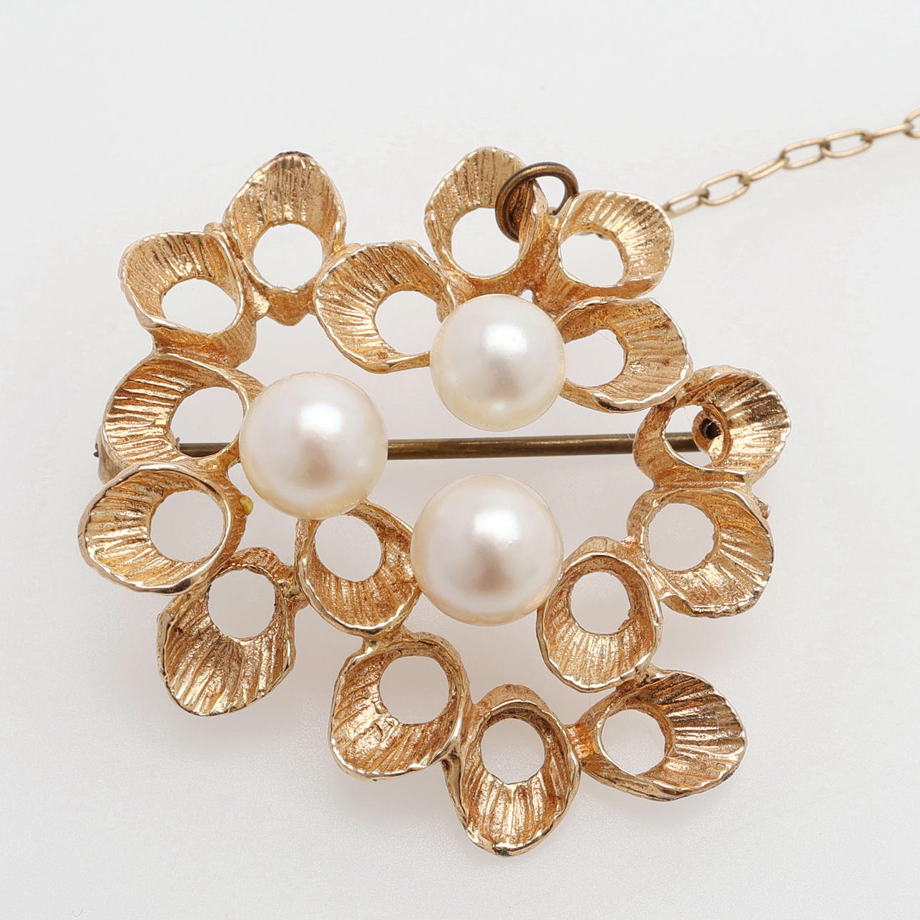 BROCHE CON ABALORIOS.