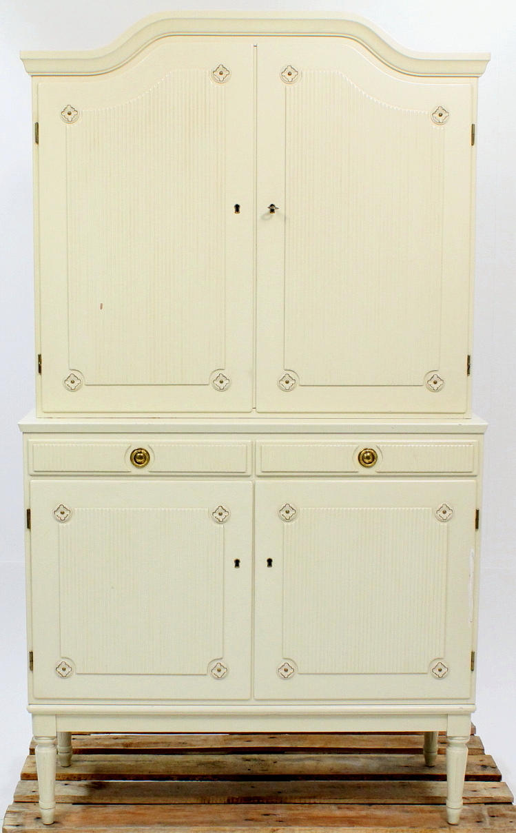 MATSALSSKÅP, gustaviansk stil, 1900-talets andra hälft.