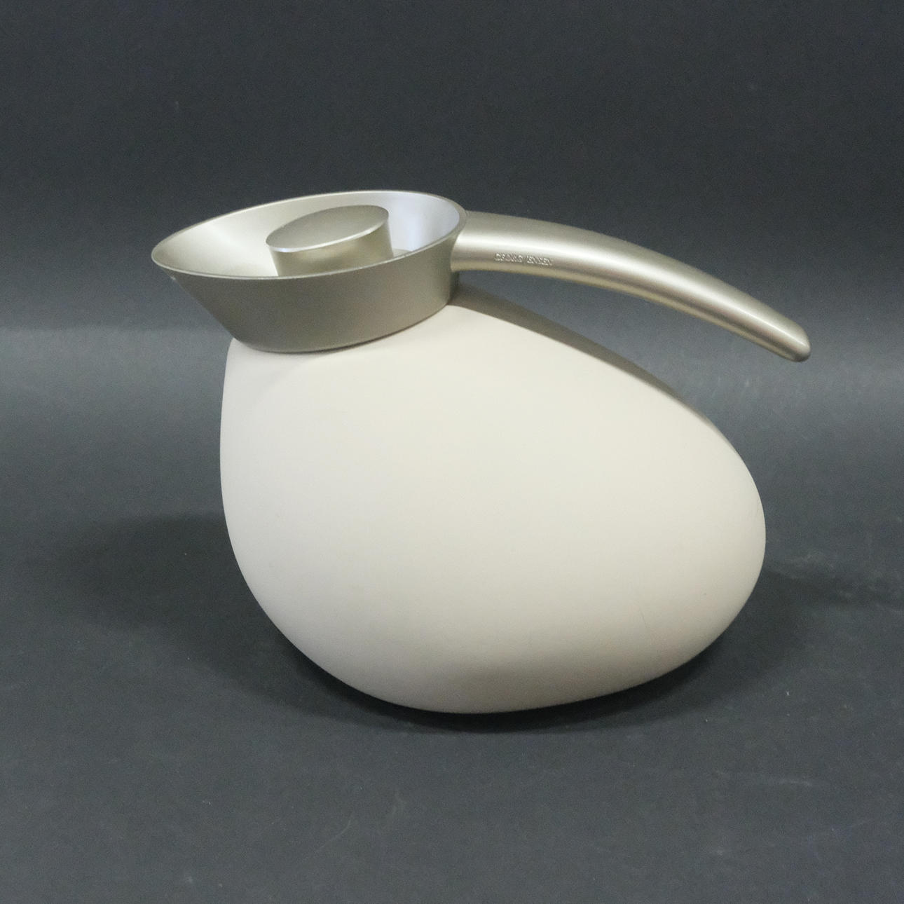 GEORG JENSEN. JARRA TERMO, CHARLATÁN.