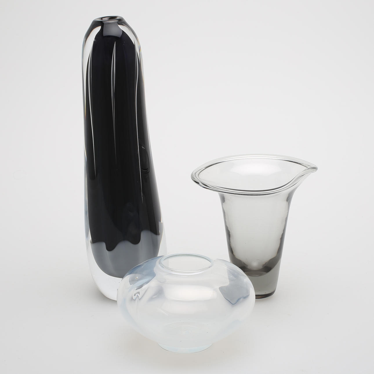 KONSTGLAS, 3 delar, Vicke Lindstrand Kosta signerad med flera.