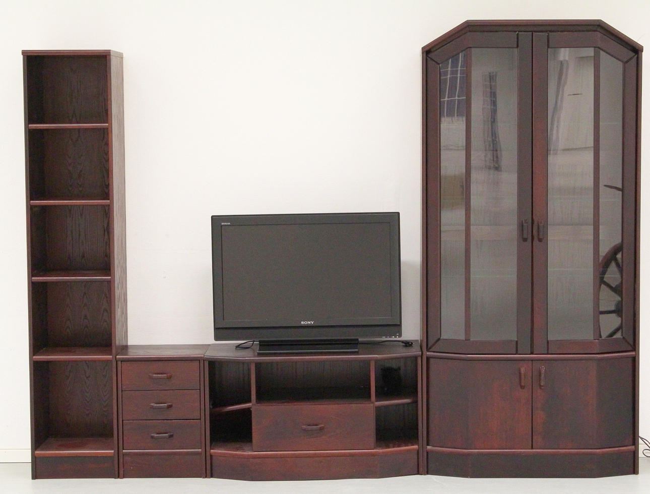 VITRINSKÅP med hylla, byrå och TV bänk.