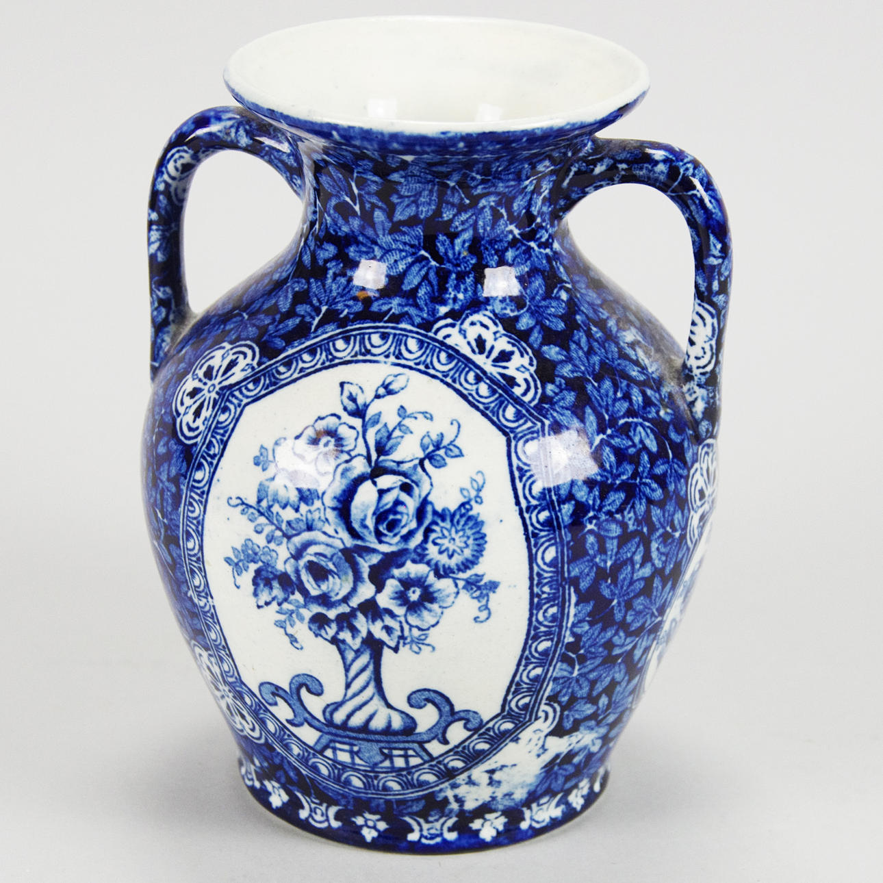 VAS MED HÄNKLAR, porslin, Rörstrand, sent 1800-tal.