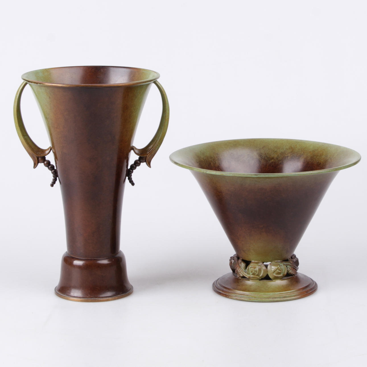 VASER, 2 st. Patinerad brons, Ystad brons samt Berona, 1900-tal.