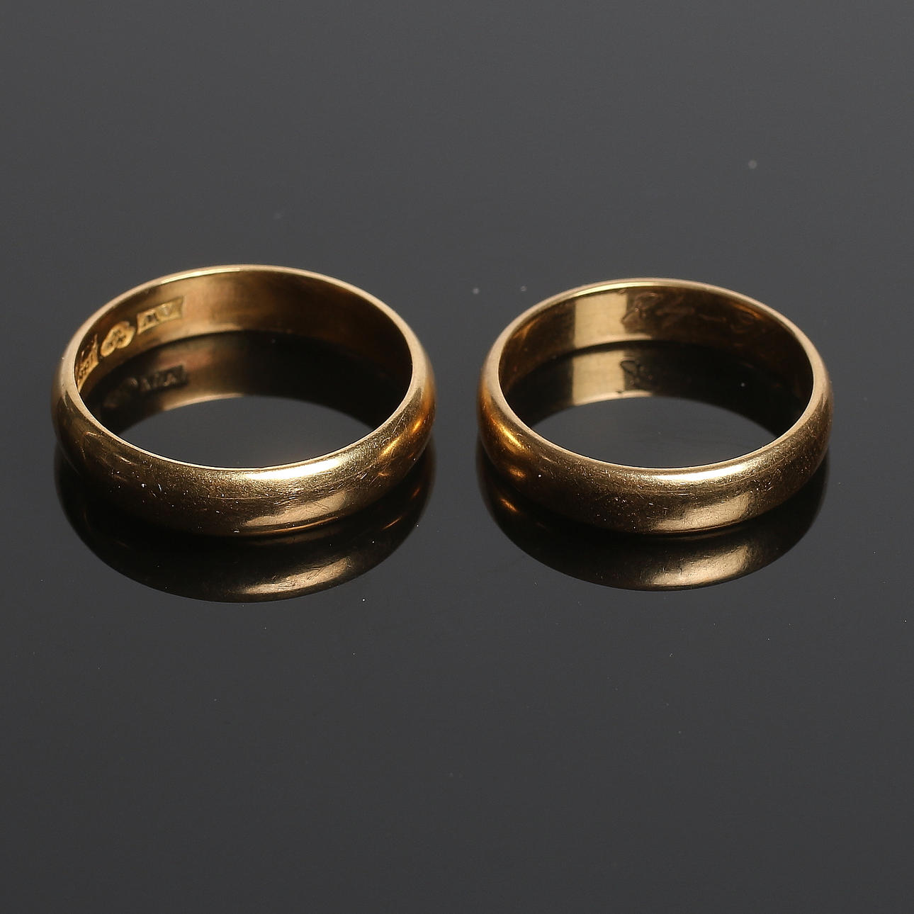 RINGAR, 2 st, 18k guld, Wickholms guldsmedsaffär, Sundsvall, 1966. Vikt 10 gram.