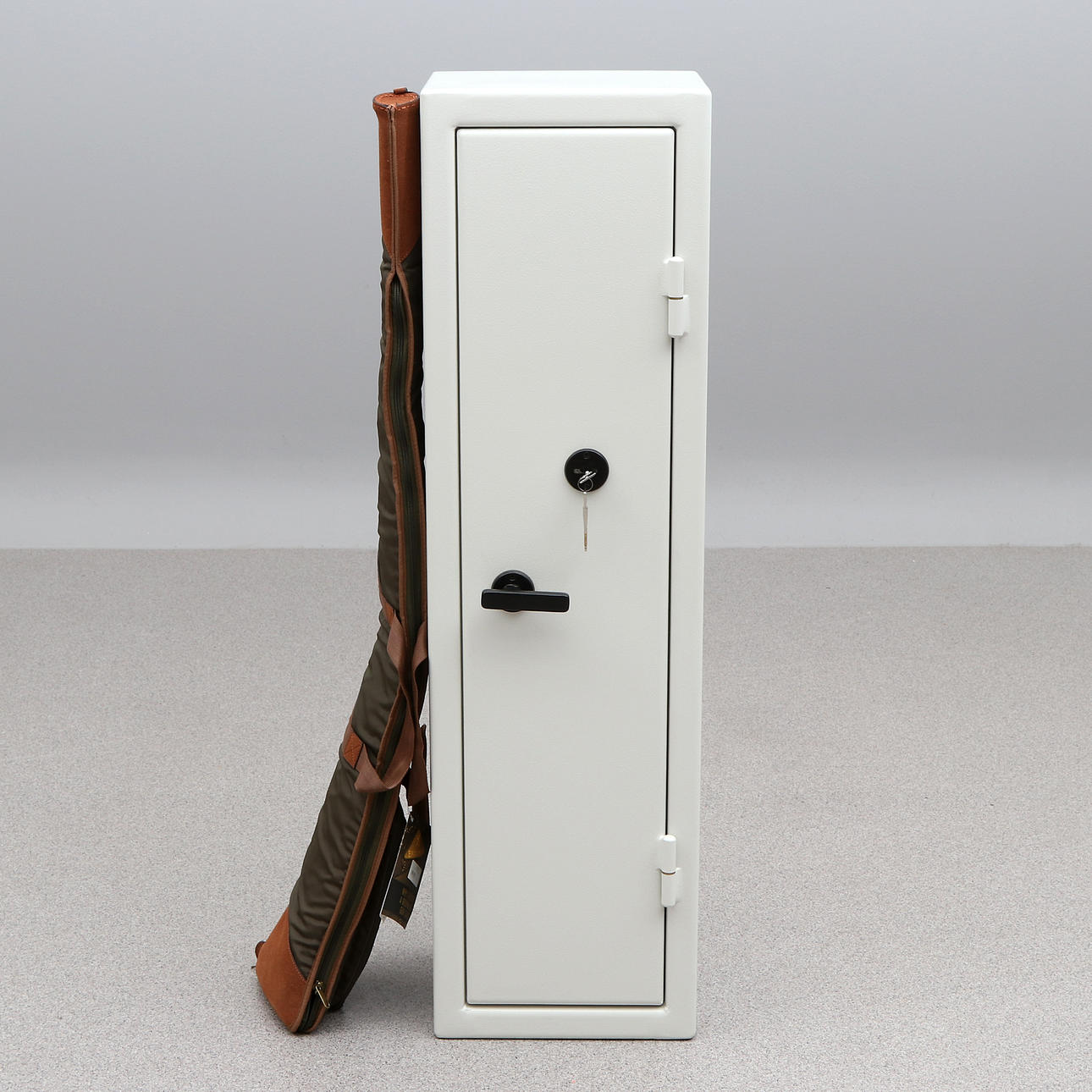 PROFSAFE, WAFFENSCHRANK SOWIE BROWNING, GEWEHRKOFFER. Lackiertes Metall oder Textil.