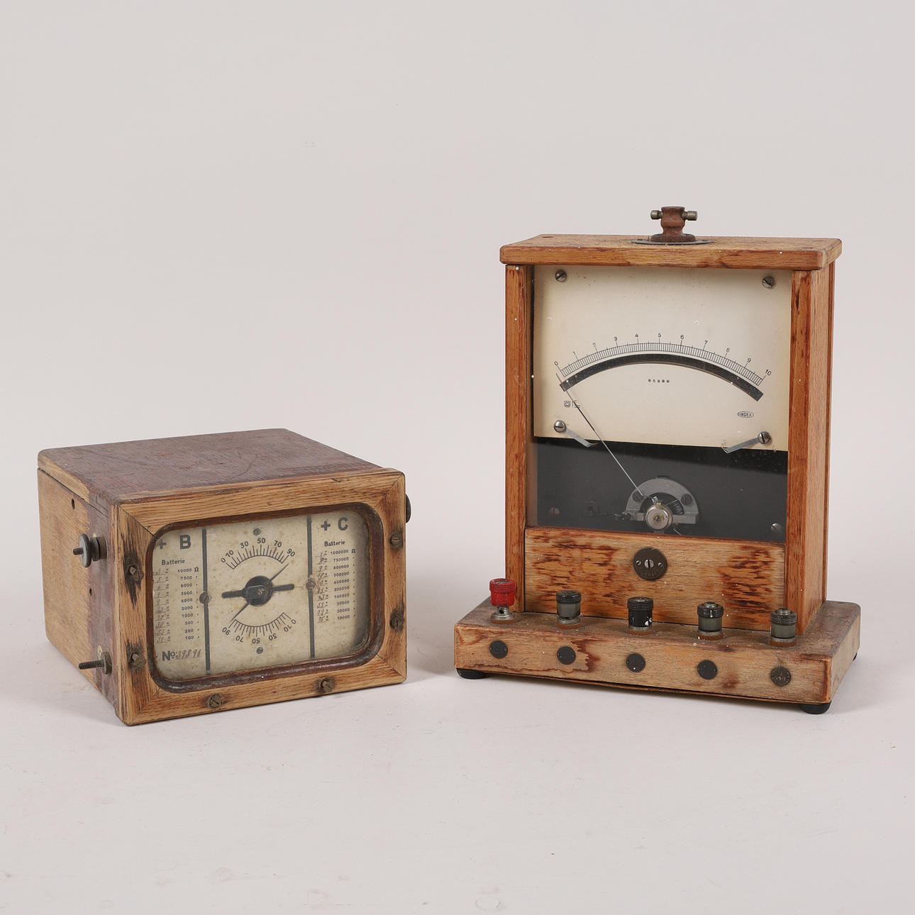 MÄTINSTRUMENT, 2 st, bl.a. resistansmätare.