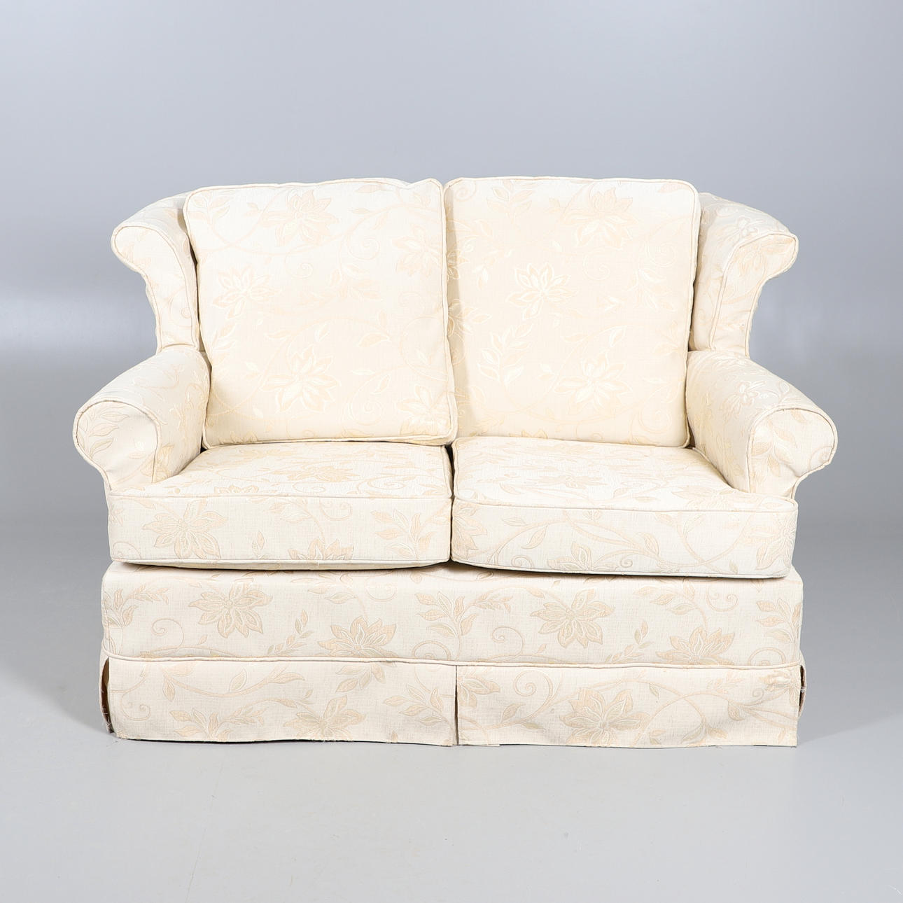 A TWO SEATER WINGBACK SETTEE.