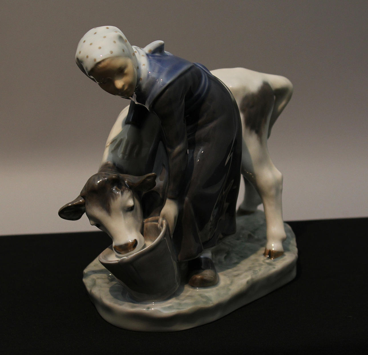 Figurin. Bondmora ger kalv mjölk. Märkt Royal Copenhagen, Denmark.