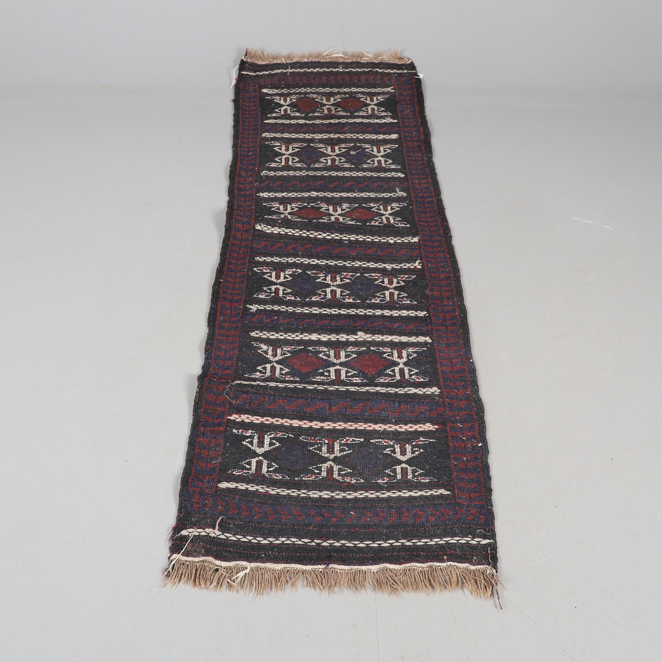 EN BALUCH PLATTVÄV.