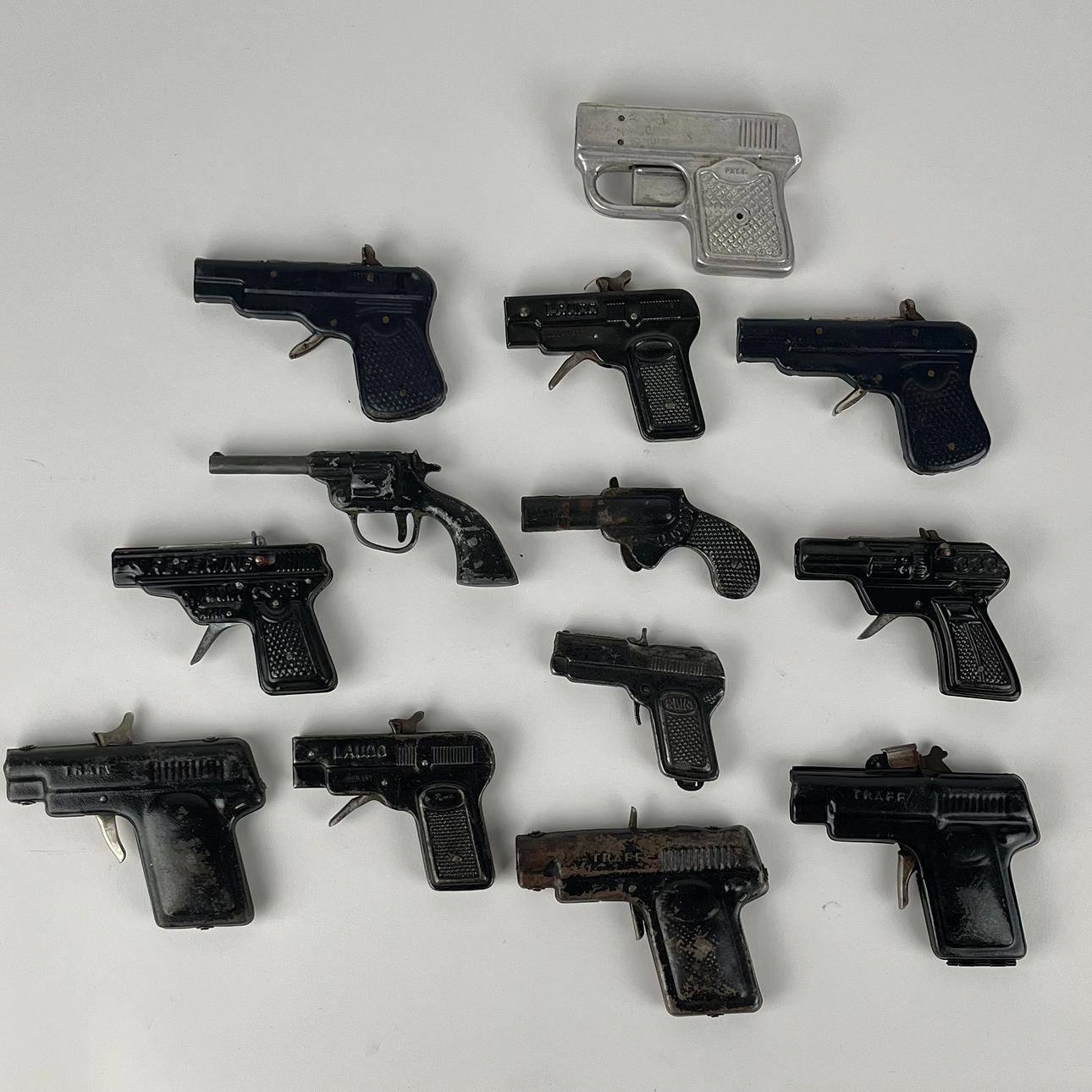 LELUASEET, 13kpl, metalli.