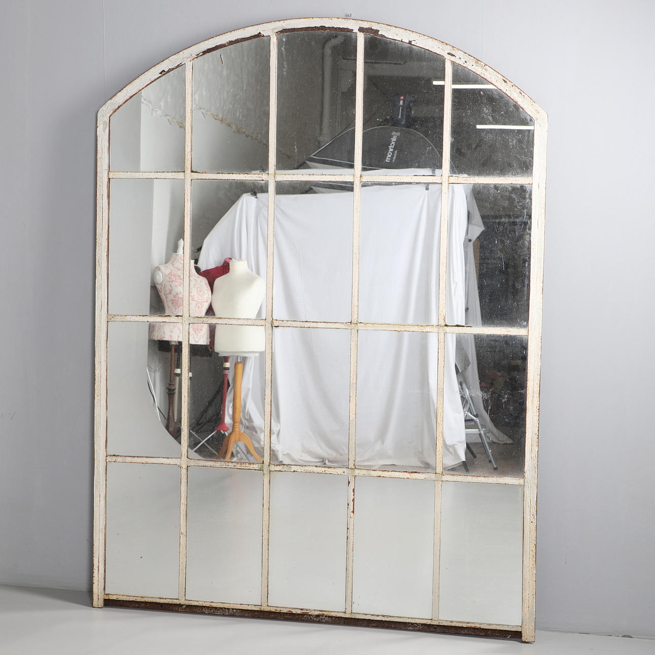 ET JERNINDRAMMET BUET FALSK VINDUESSPEJL.