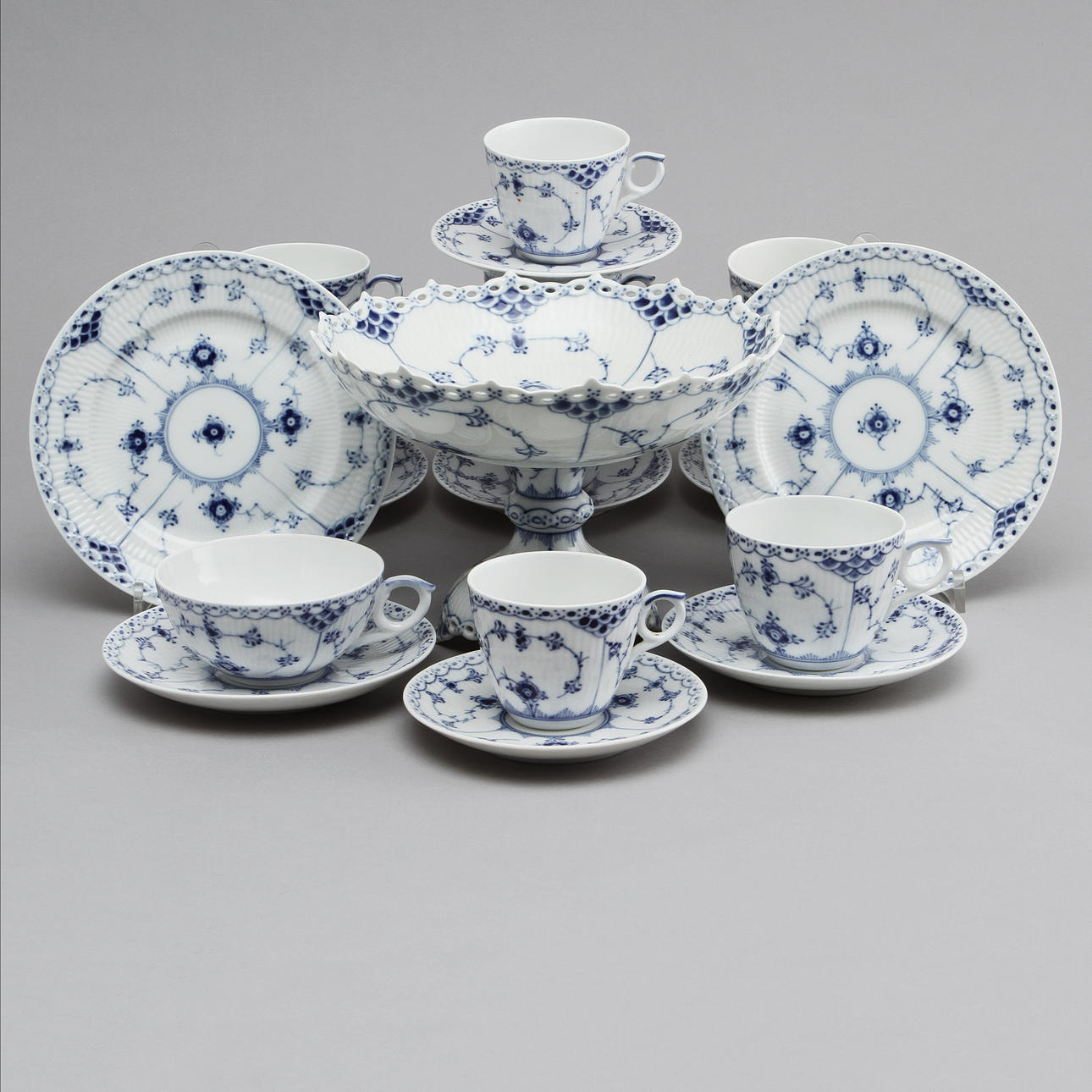 SERVIS, porslin, 35 delar, "Musselmalet", Royal Copenhagen.