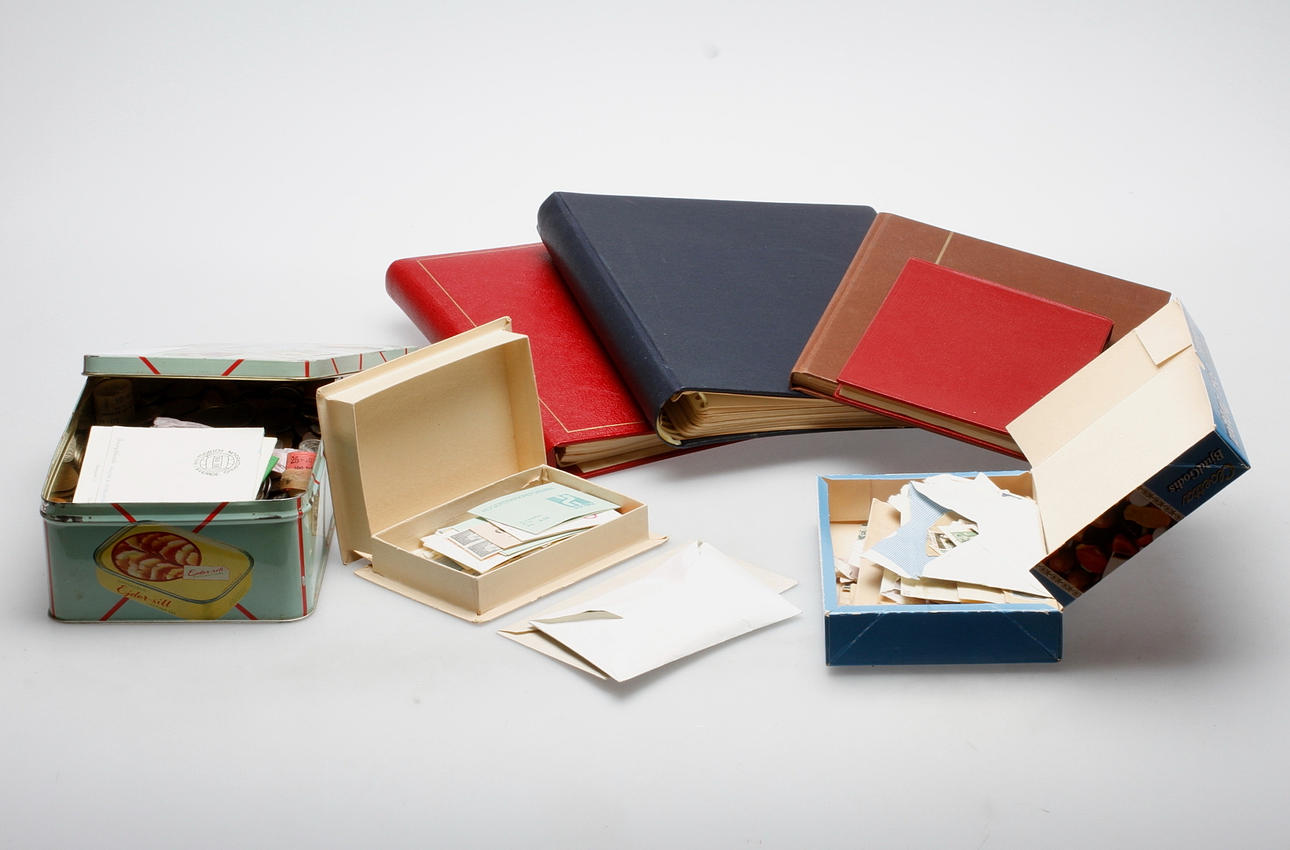 MYNT OCH FRIMÄRKEN bland annat ostämplade.