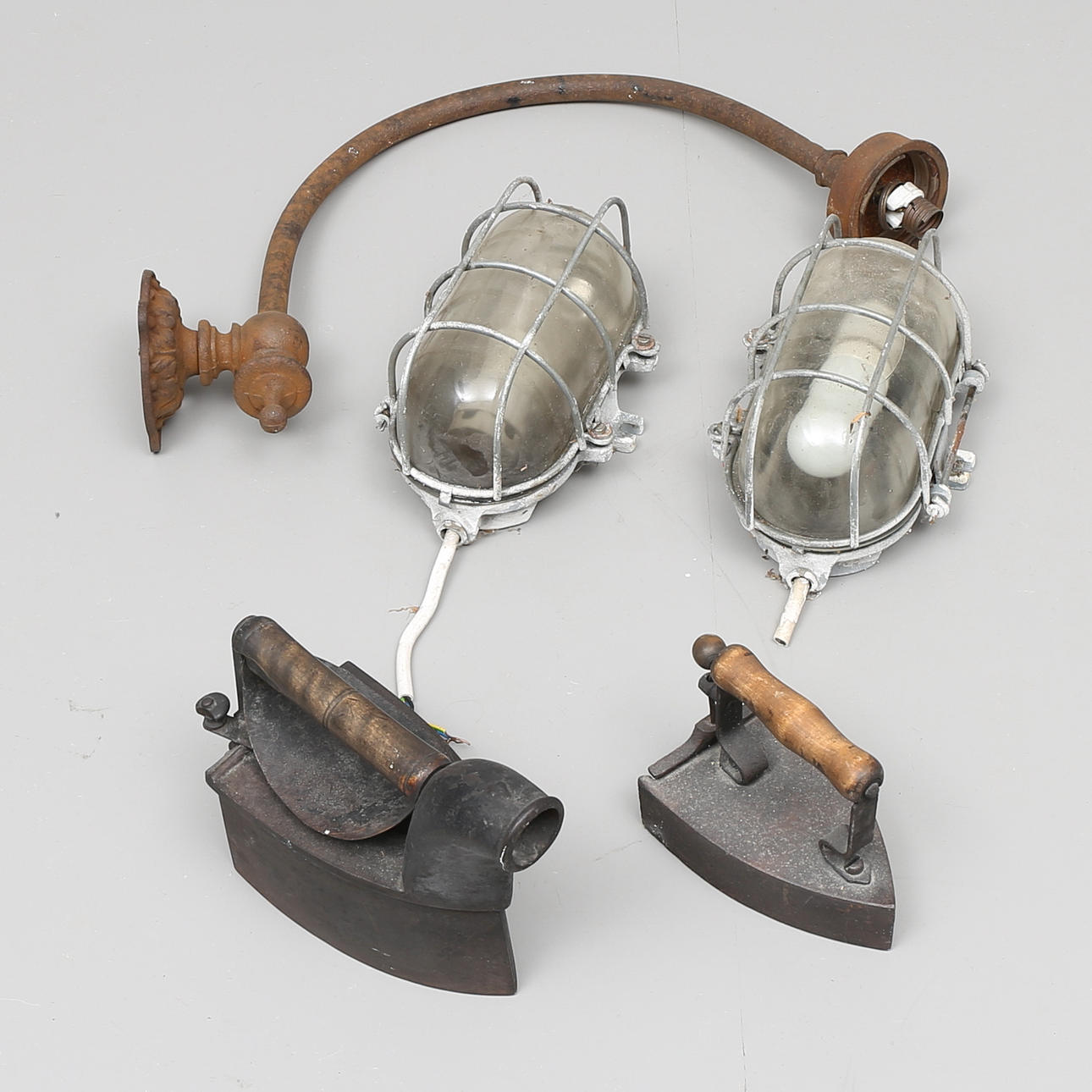 INDUSTRILAMPOR, 2 st, UTELAMPA samt STRYKJÄRN, 2 st.