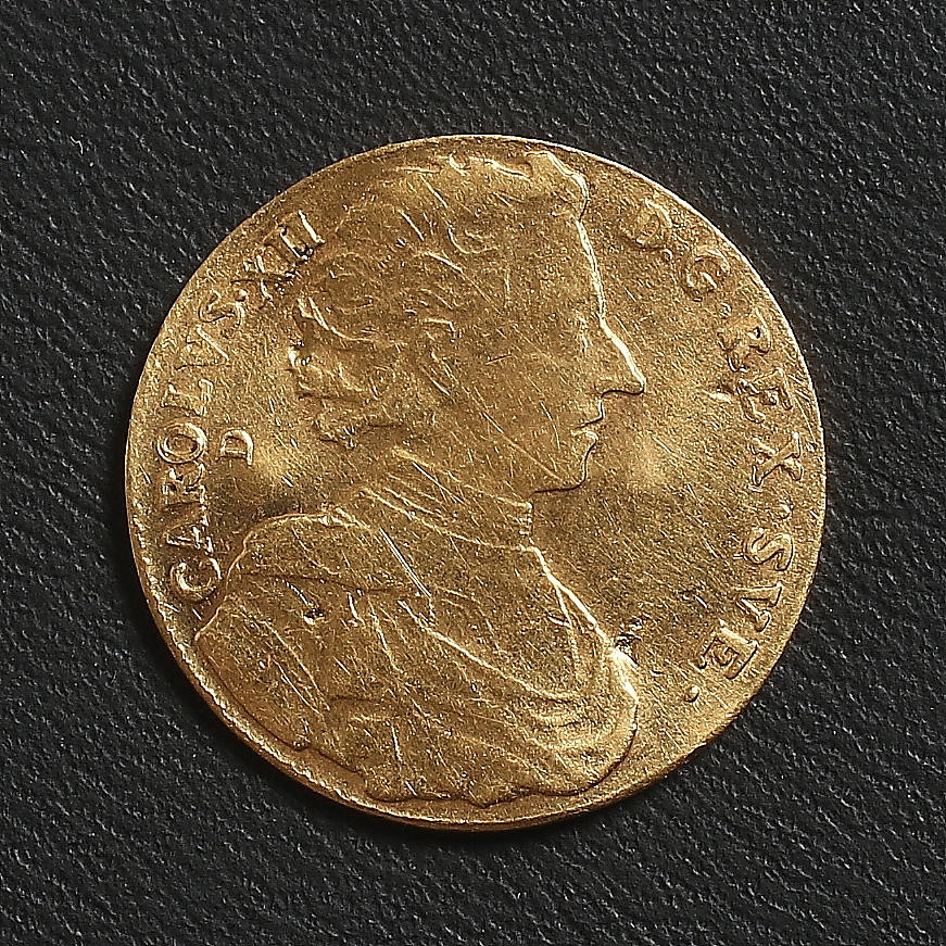 MINIATYRMYNT, 18k guld, efter 1713 års riksdaler, KARL XII (1697-1718), Carolus XII Dg Rex Sve, "Med Guds Hjelp", 1900-tal. Vikt 3,5 gram.