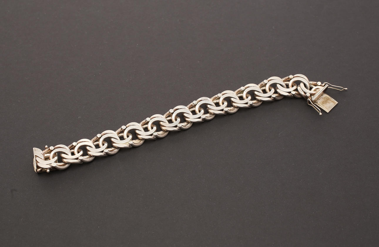 SILVERARMBAND, BÄRNSTENSHALSBAND, 2 stycken.