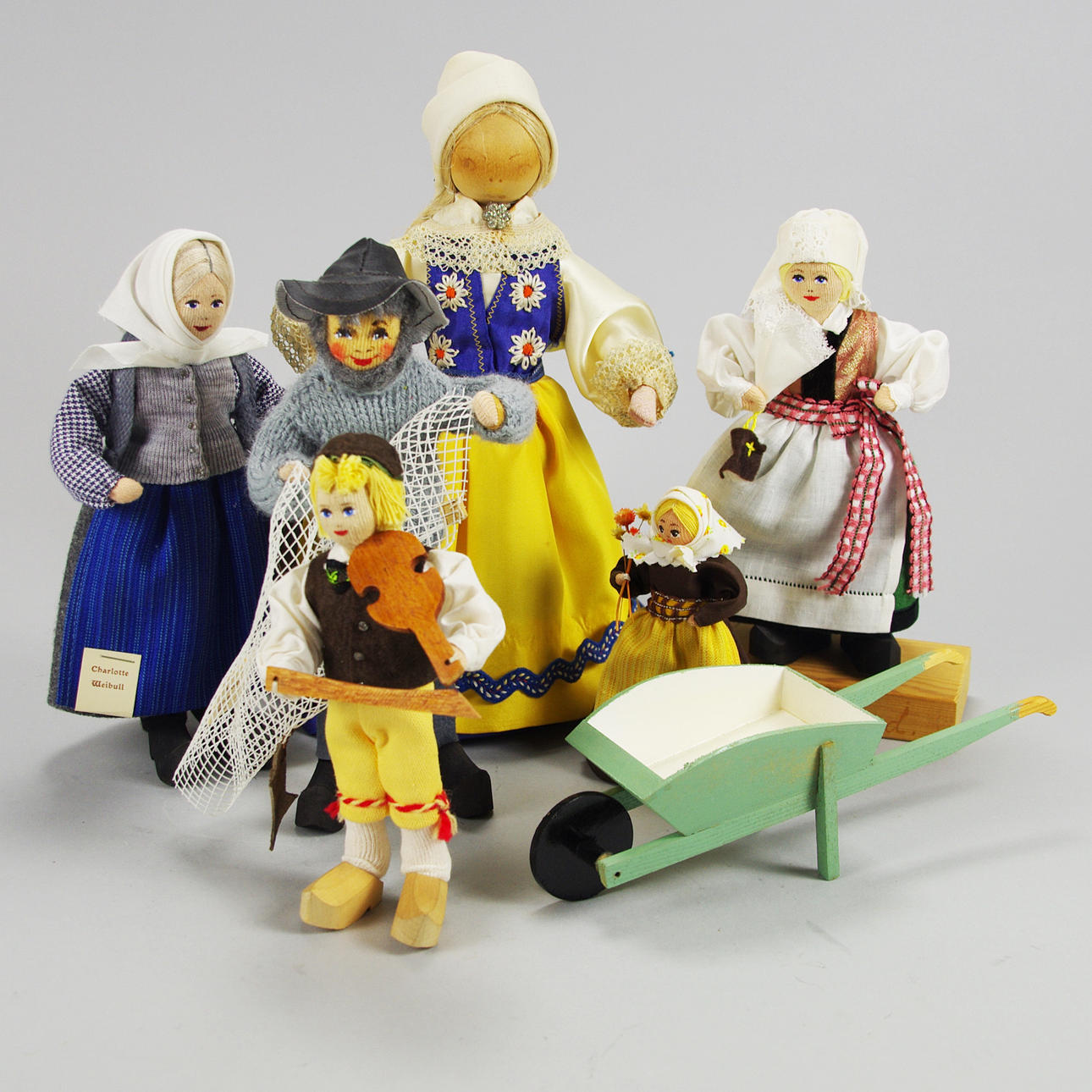 DOCKOR, 6 stycken i folkdräkter, Charlotte Weibull.