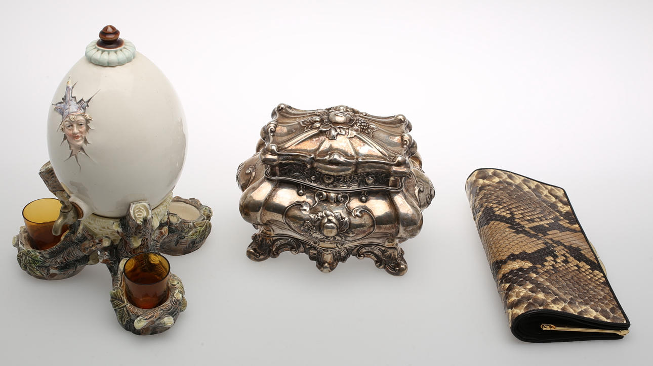 SOCKERSKÅL, portmonnä och minibar. .