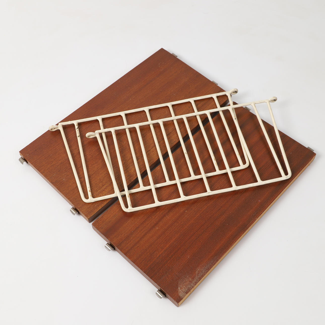 POCKETHYLLA, modelo String, teca/metal, 1950-60.