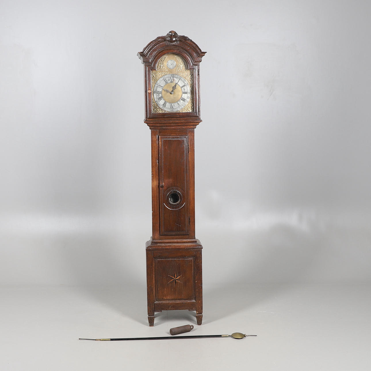 A SMALL EARLY 19TH CENTURY DUTCH OAK LONGCASE CLOCK.