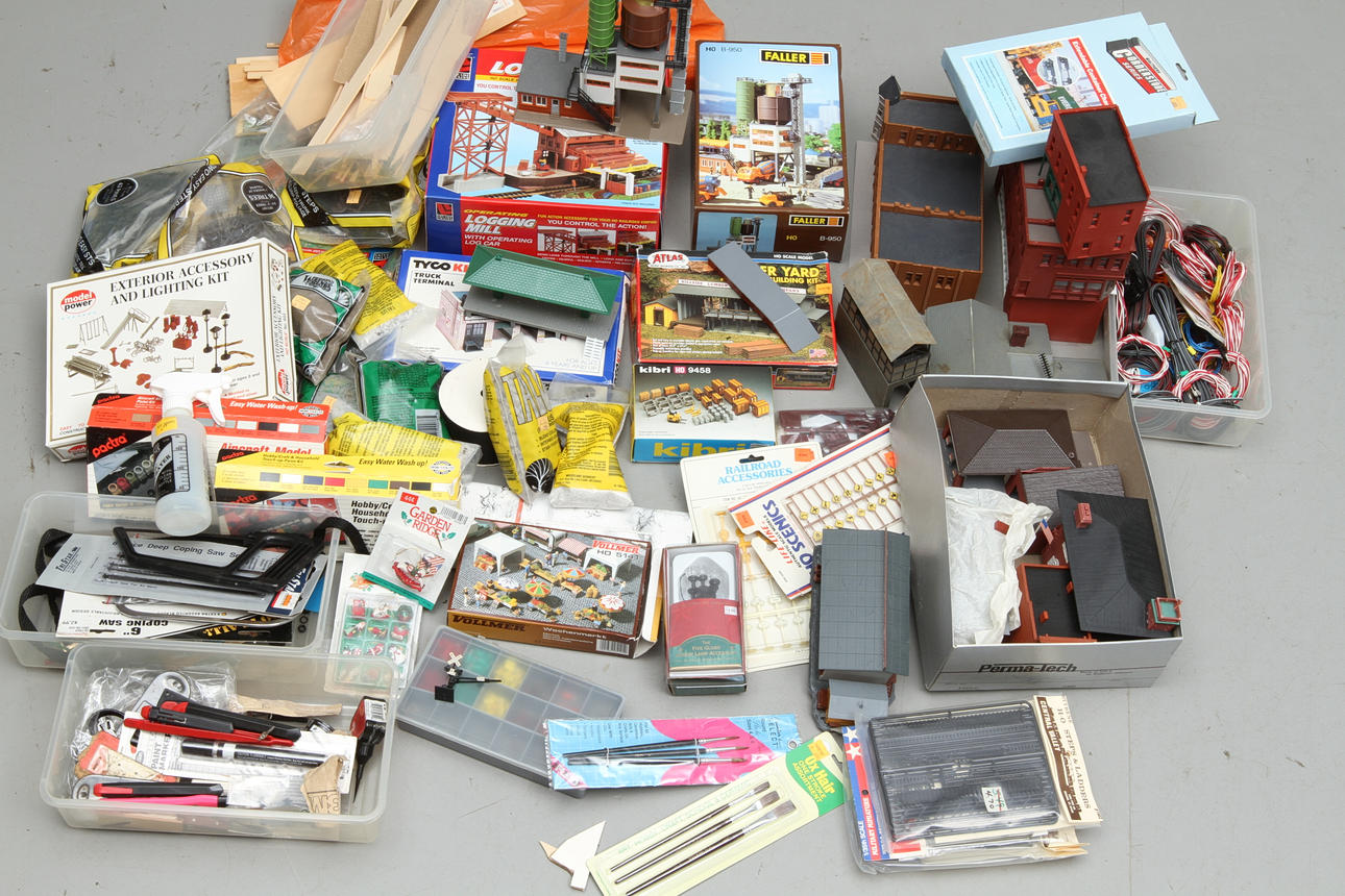 MODELLTÅG HUS och tillbehör, delvis originalkartonger . Två lådor.