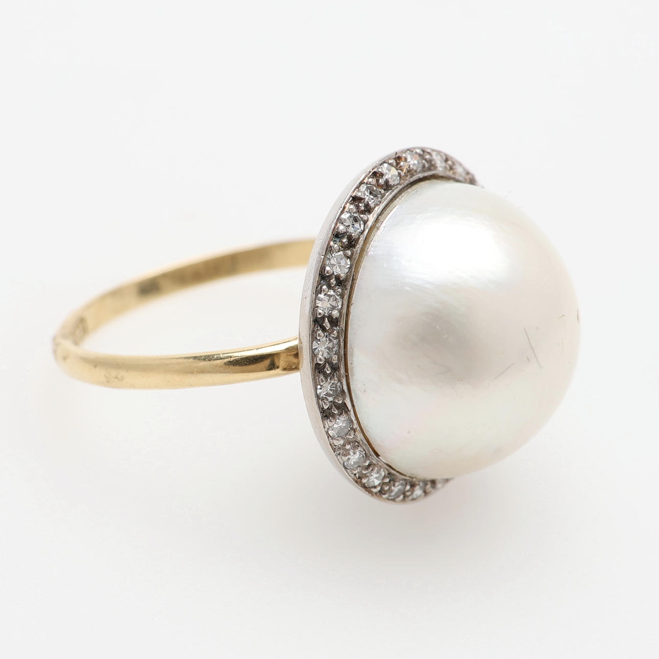 ANILLO CON PERLA MABÉ Y DIAMANTES.
