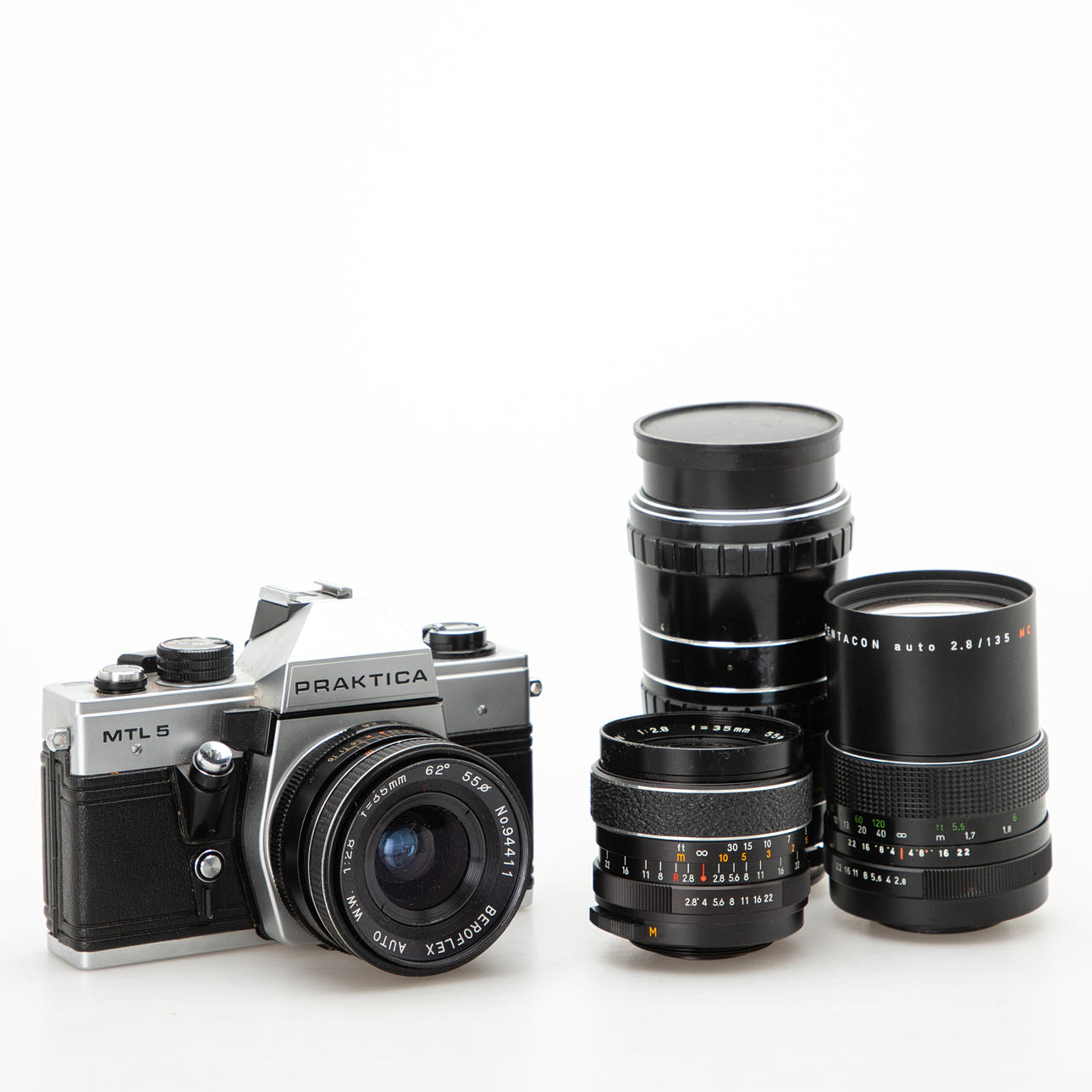 Kamera, Praktica MTL 5 mit vier Objektiven.