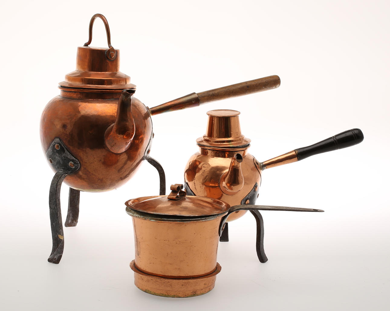 KOPPARFÖREMÅL, 2 stycken kaffekannor, kastrull. YTTERFODER metall.