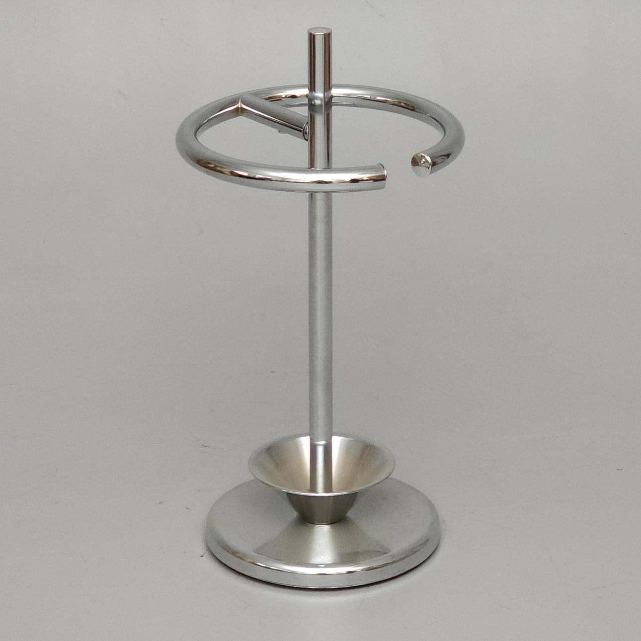 DESIGNER-SCHIRMSTÄNDER AUS VERCHROMTEM METALL.