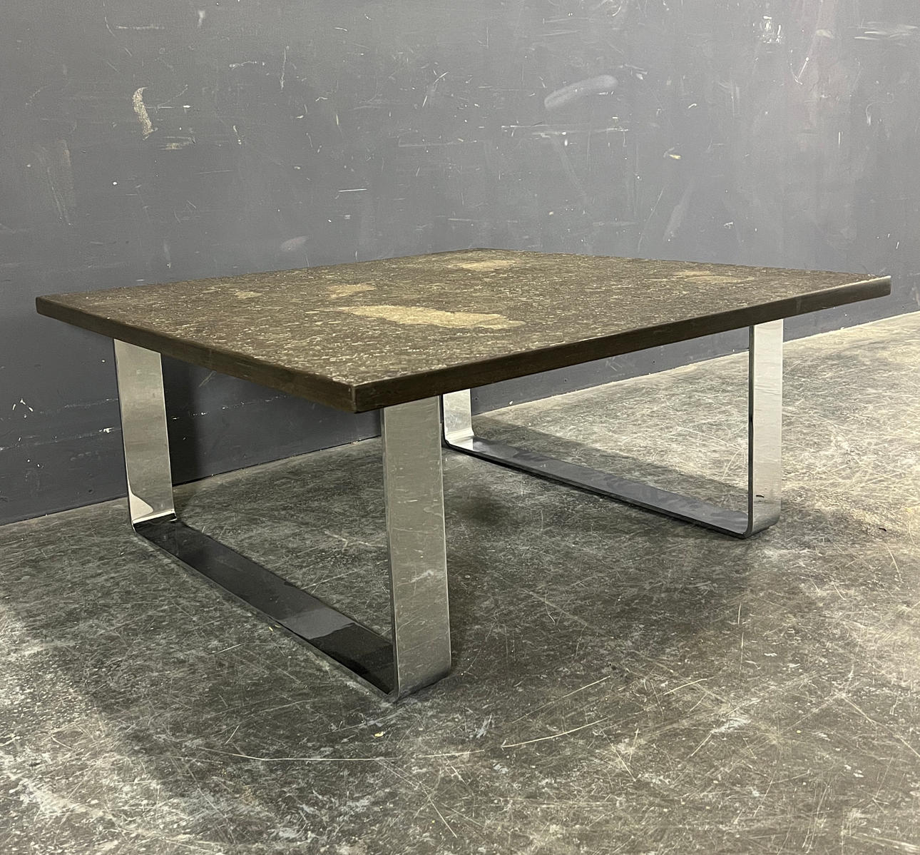 SOFABORD MED SKIFERPLADE.