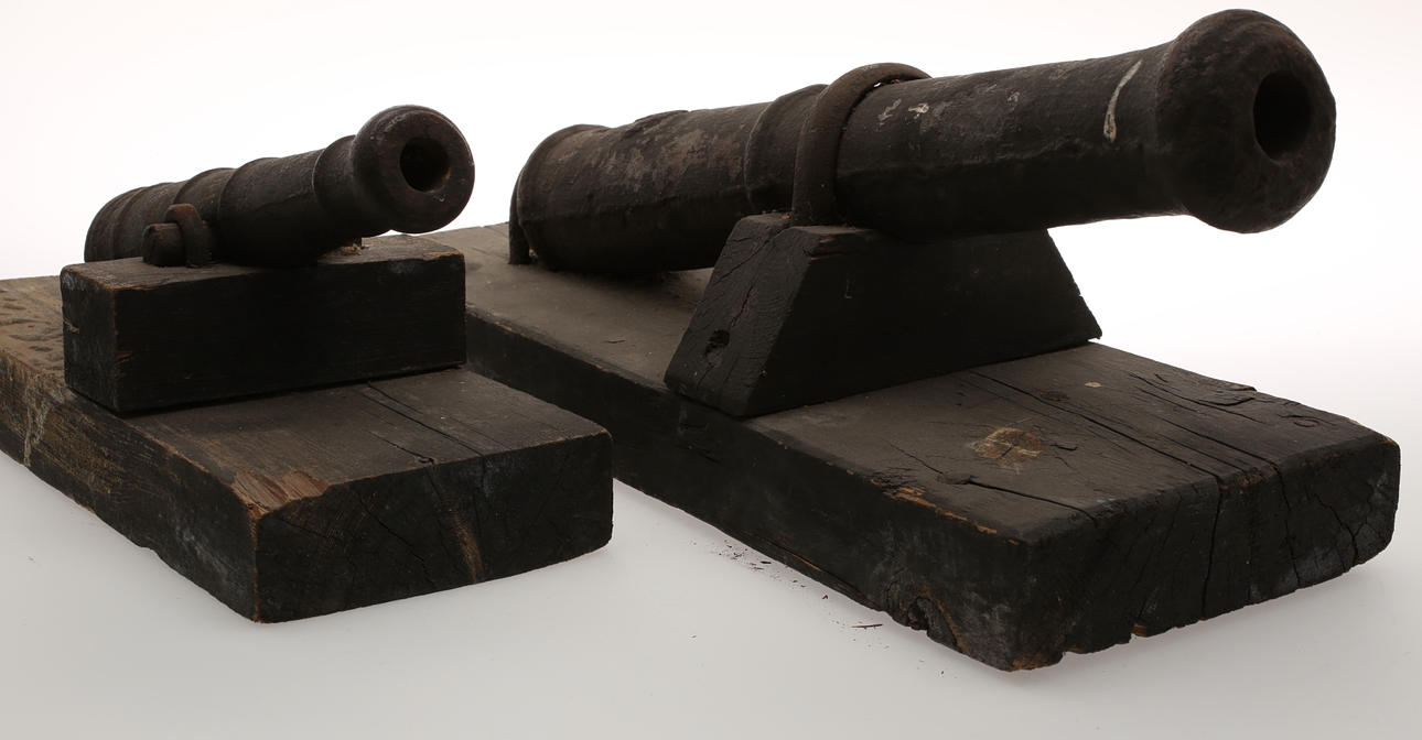 SALUTKANONER, 2 stycken, gjutjärn.