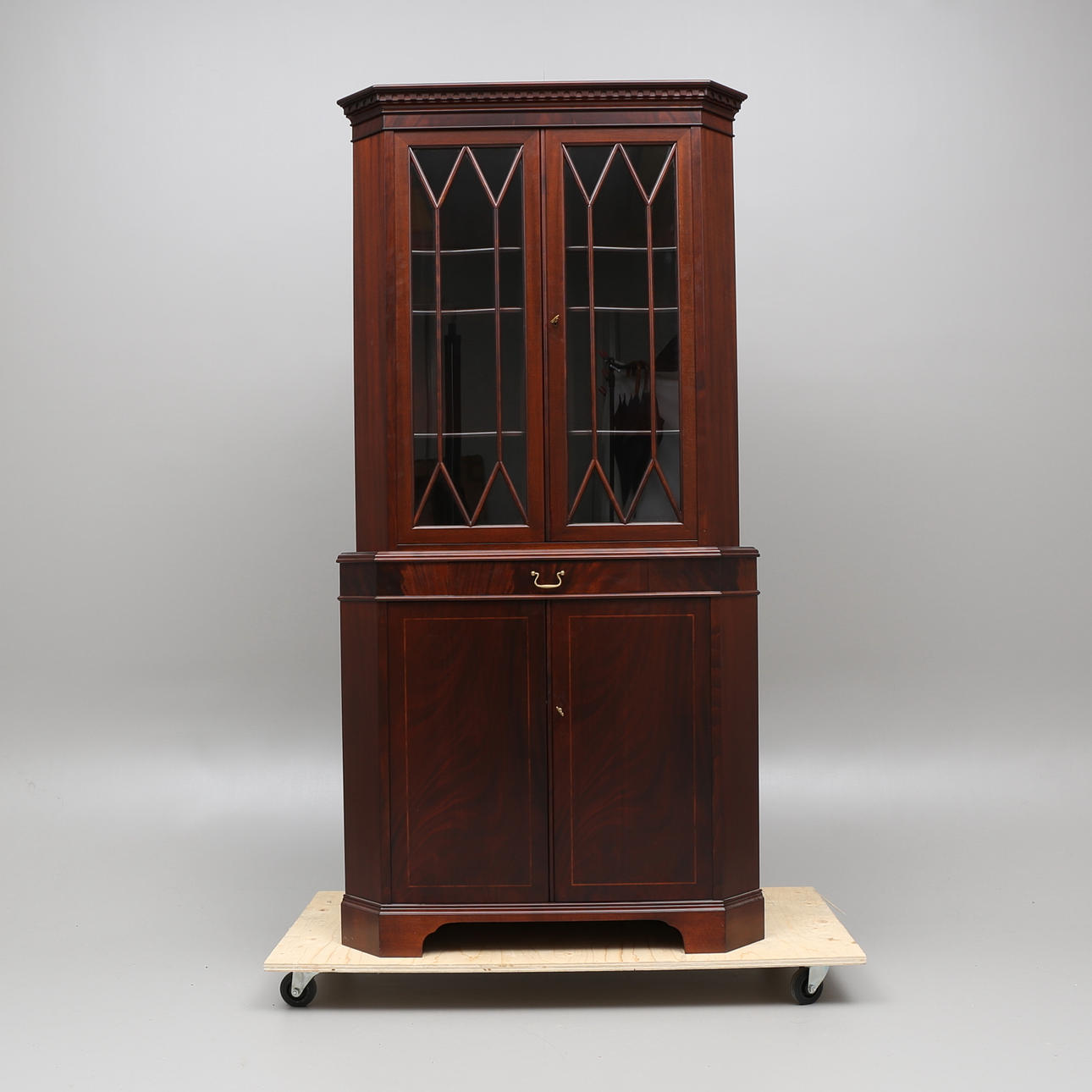 HÖRNSKÅP, engelsk stil, Gärsnäs, 1900-talets andra hälft.