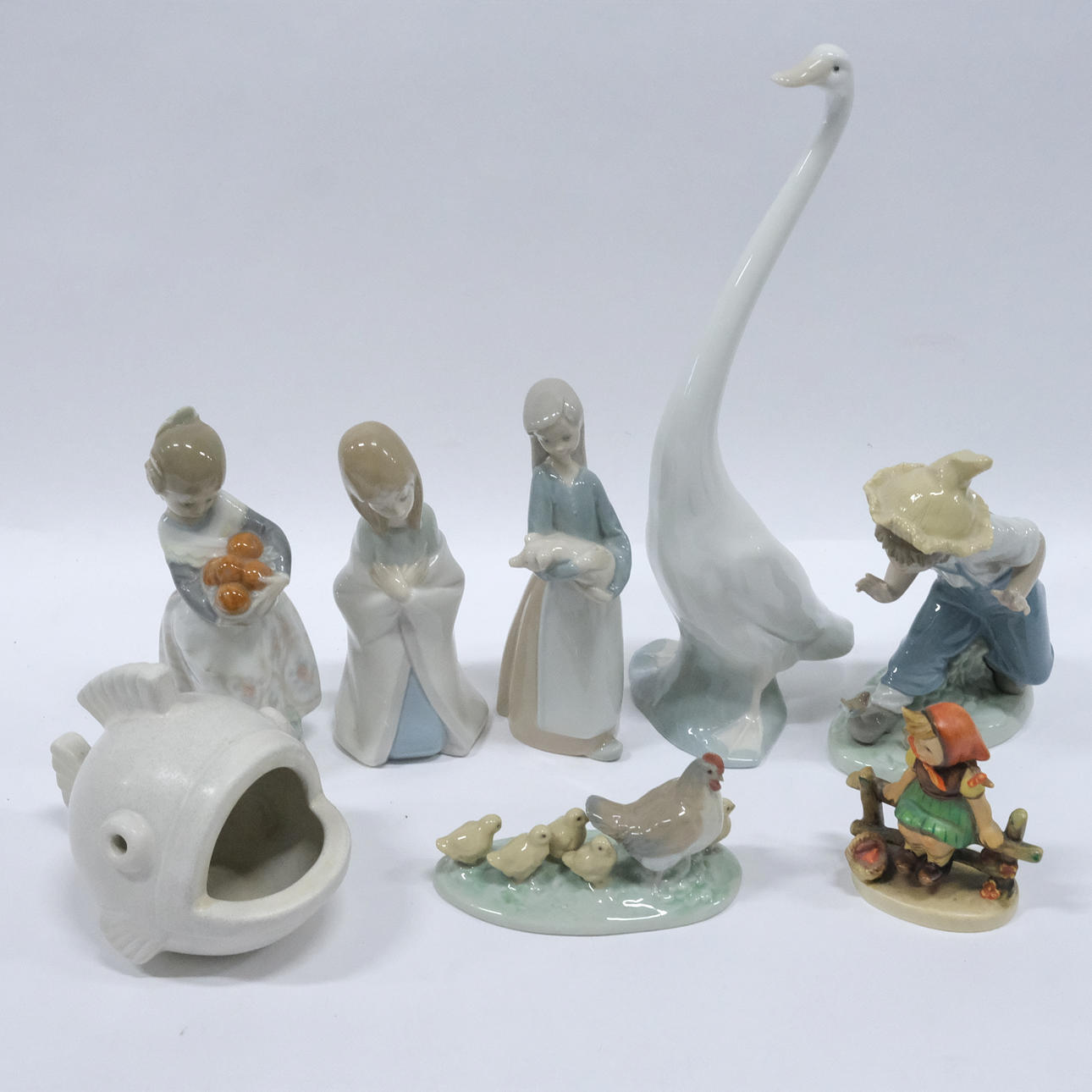 OCHO FIGURAS, INCLUIDAS RÖRSTRAND, LLADRO, GOEBEL.