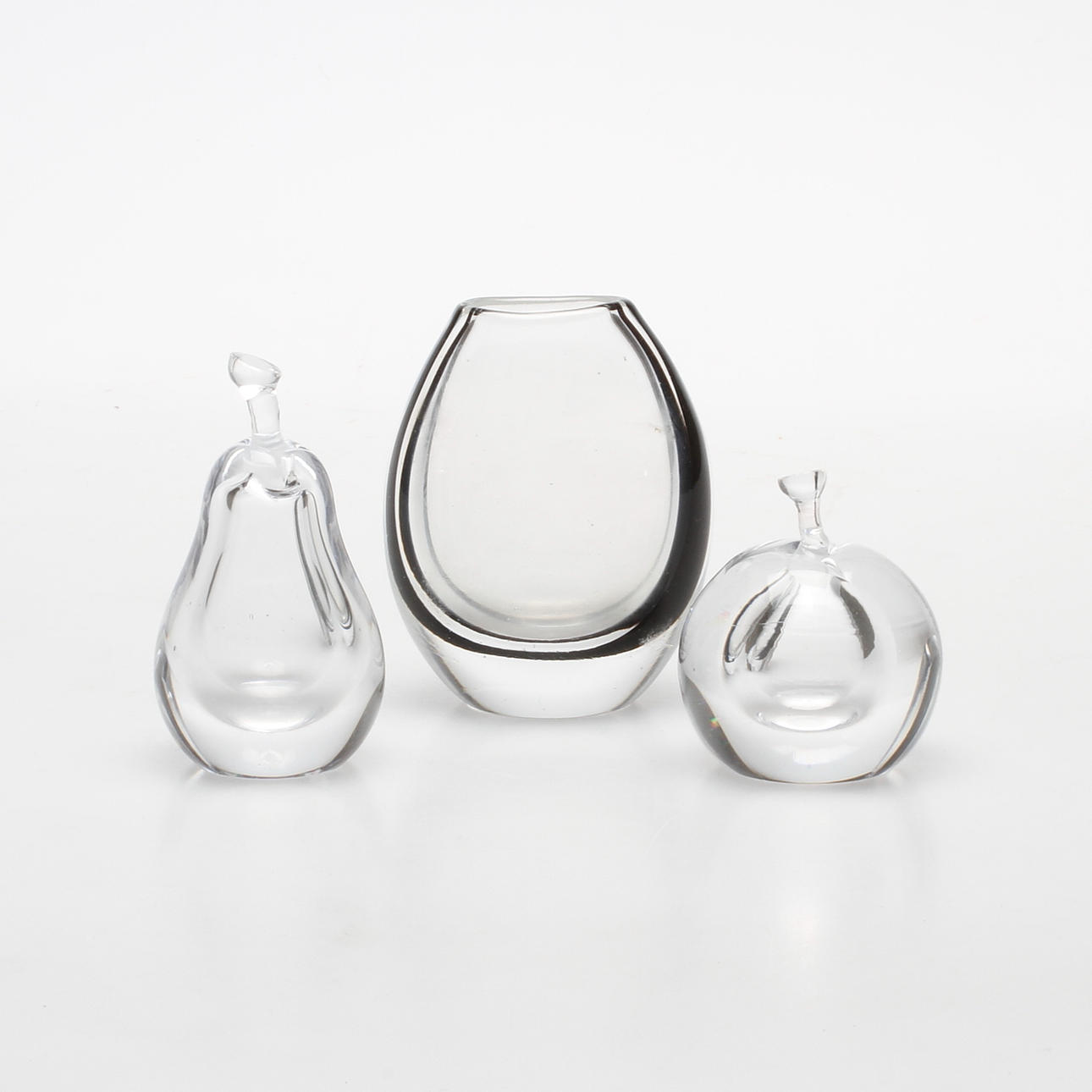 FLAKONGER, 2 samt VAS, glas, Vicke Lindstrand, Kosta, signerade.