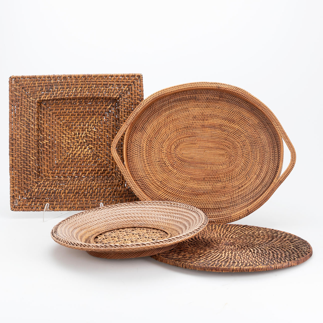 Konvolut geflochtene Teller/ Henkeltablett (4).