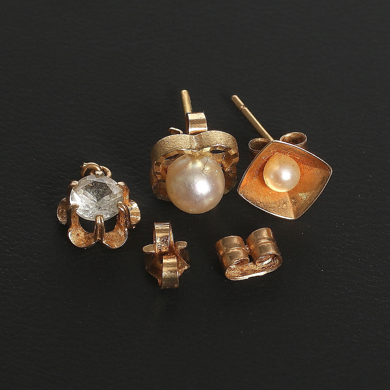 SMYCKESDELAR, 5 st, 18k guld, odlade pärlor samt bergskristall. 1900 talets första hälft. Total vikt 4 gram.