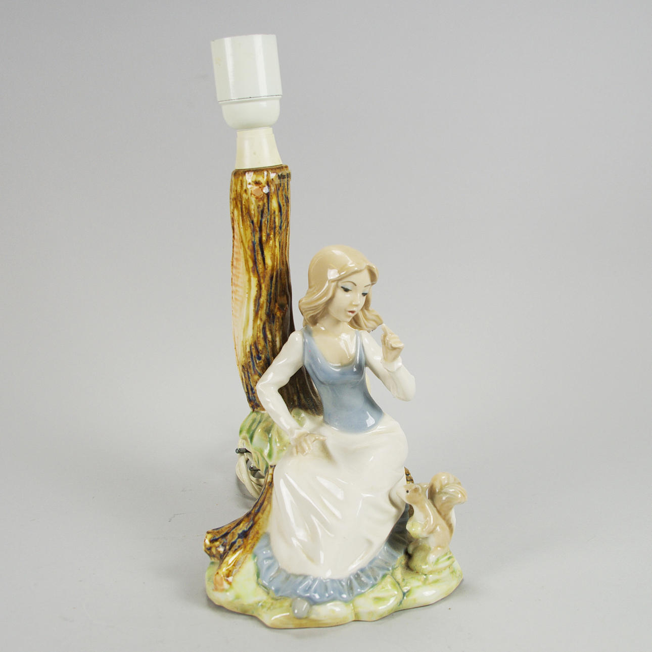 BORDSLAMPA, porslin, flicka med ekorre, Tengra.