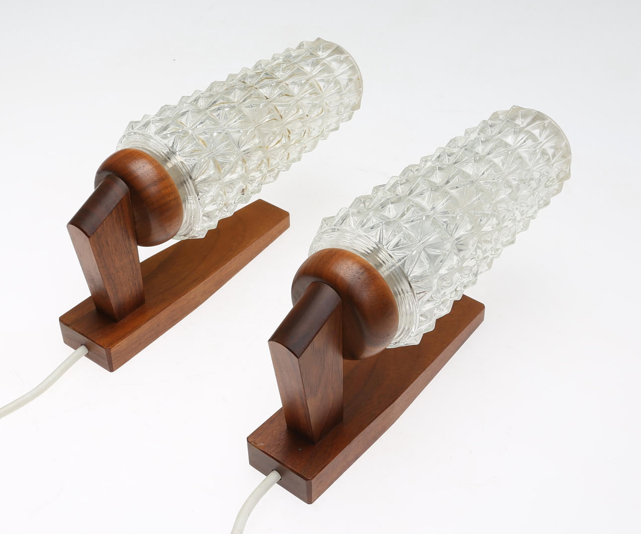 VÄGGLAMPETTER, 1 par, teak och glas, 1900-talets mitt.