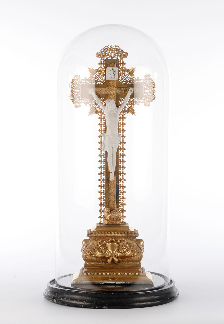 INRI, förgyllt krucifix med Kristi kropp under glaskupol.