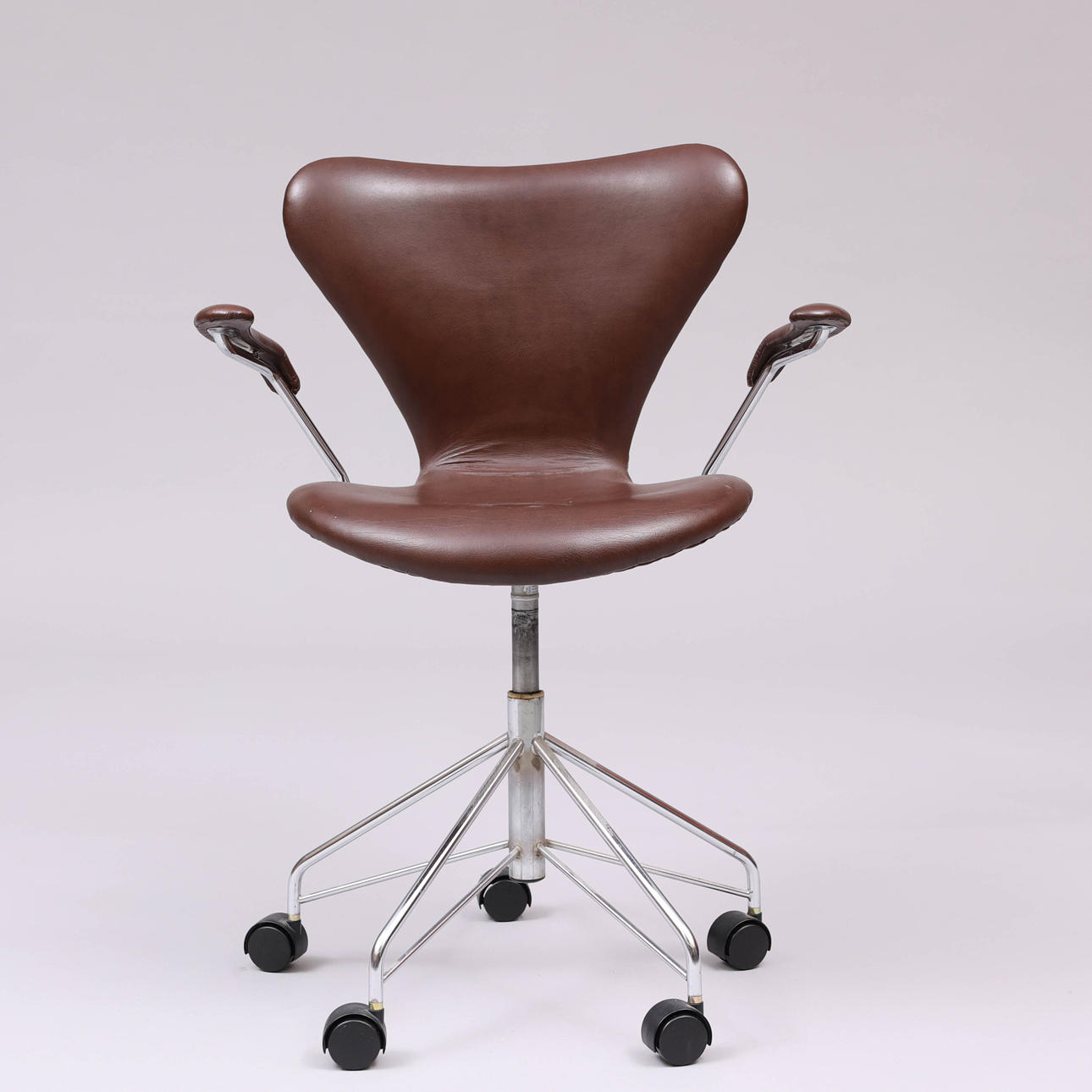 ARNE JACOBSEN. Kontorstol, Sjuan, Fritz Hansen, Danmark.