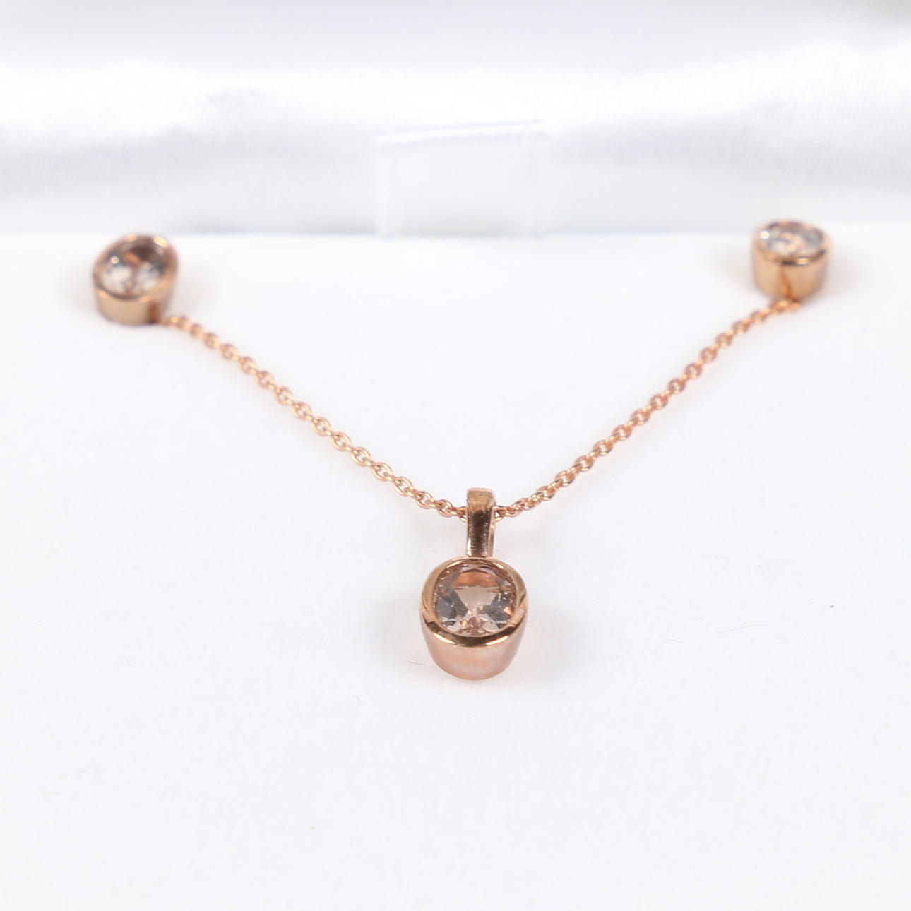 SCHMUCKSET AUS 9-KARÄTIGEM ROSÉGOLD MIT MORGANIT.