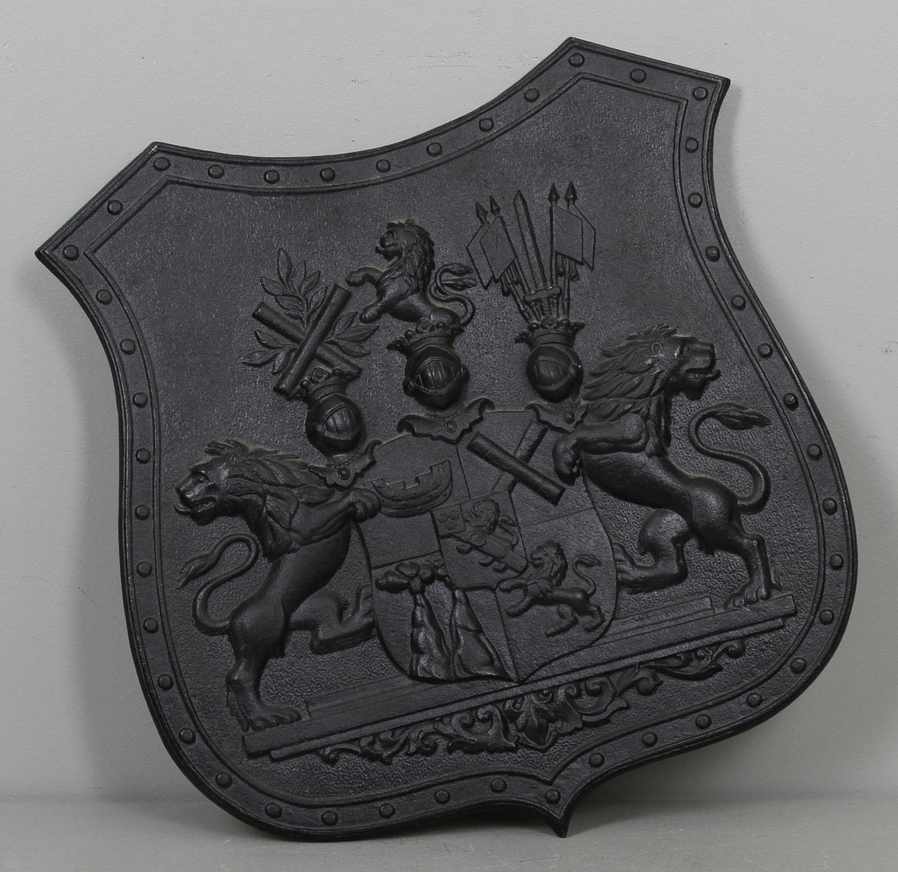 VAPENSKÖLD, gjutjärn, möjligen Greveskapet Spens, 1900 tal.