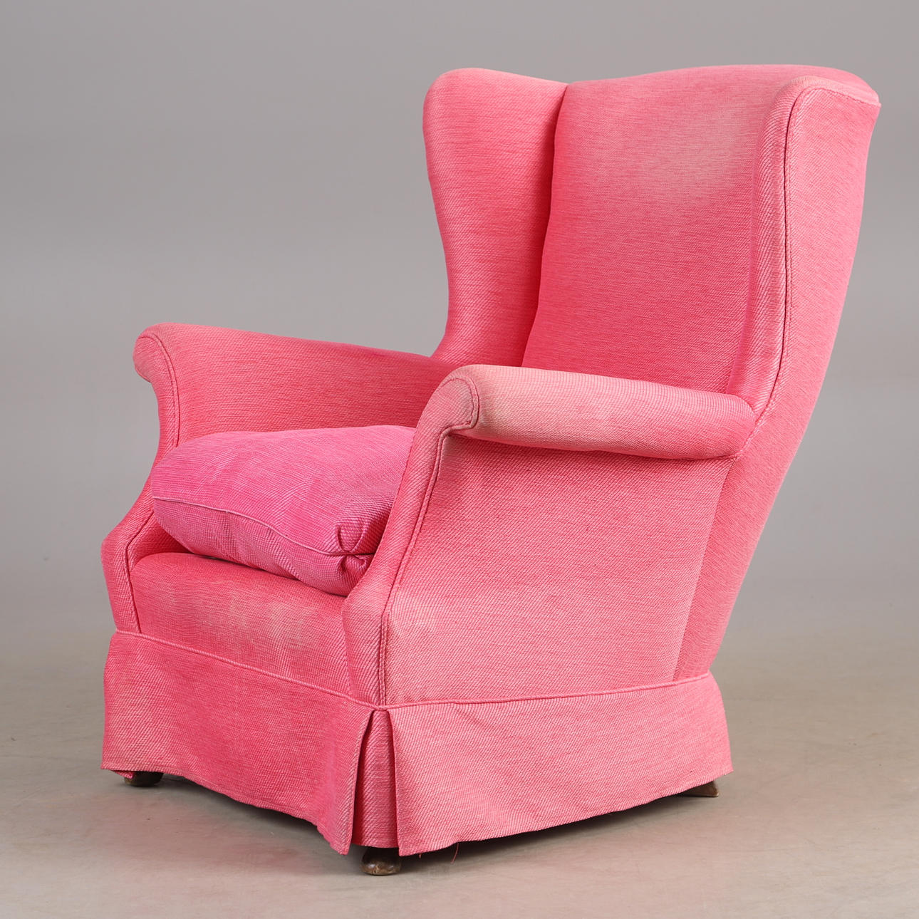 Lænestol, lyserød tekstilbetræk.