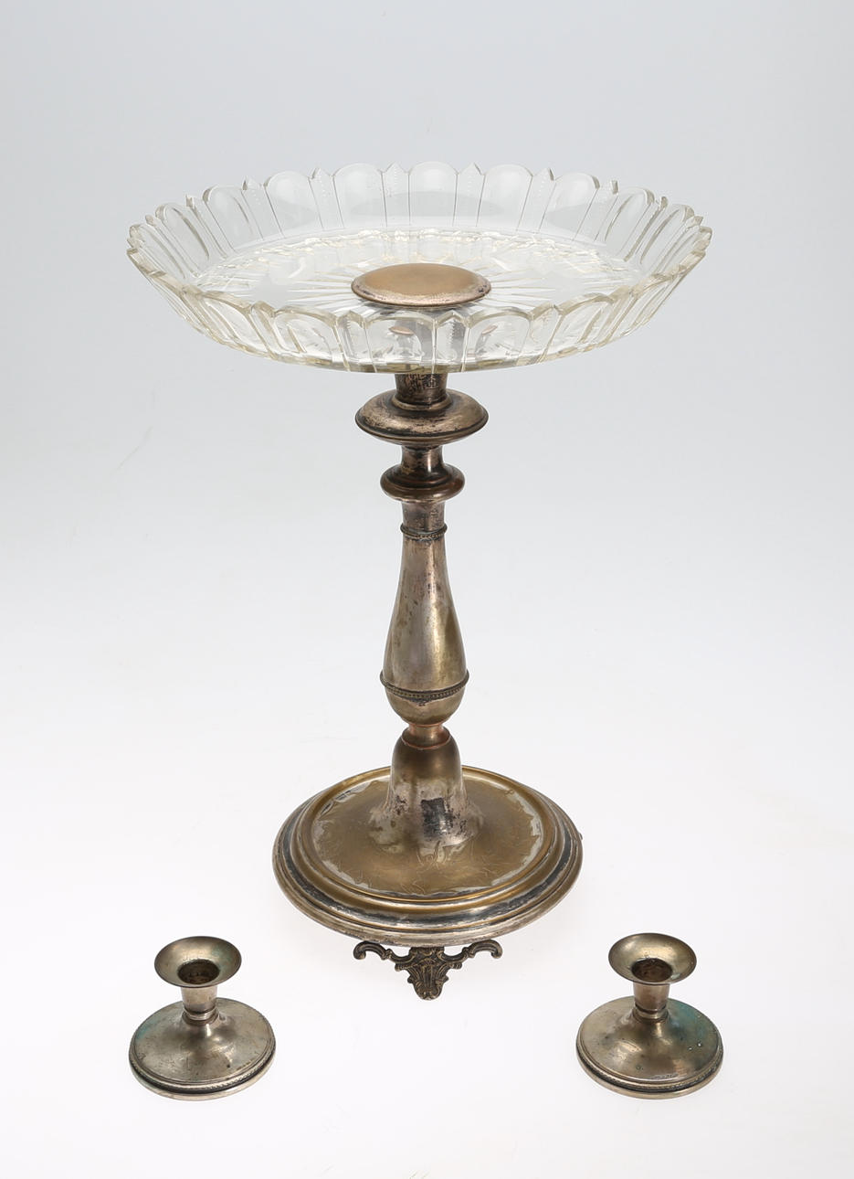 SILVERLJUSSTAKAR, 1 par, och GLASSKÅL PÅ FOT, 1800/1900-TAL.